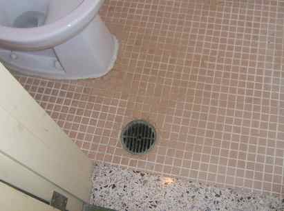 トイレ 床の排水口と配管の工事 沖縄 蛇口の水もれ トイレのつまりなど水まわりのトラブルの事ならkanサービス カンサービス